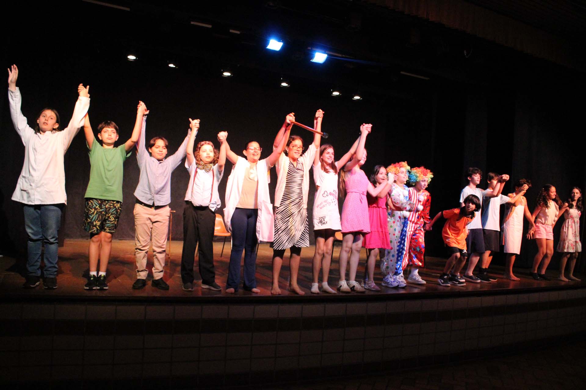 Estreia cheia de risadas: 6º ano B encanta o público com a peça “Que Loucura”